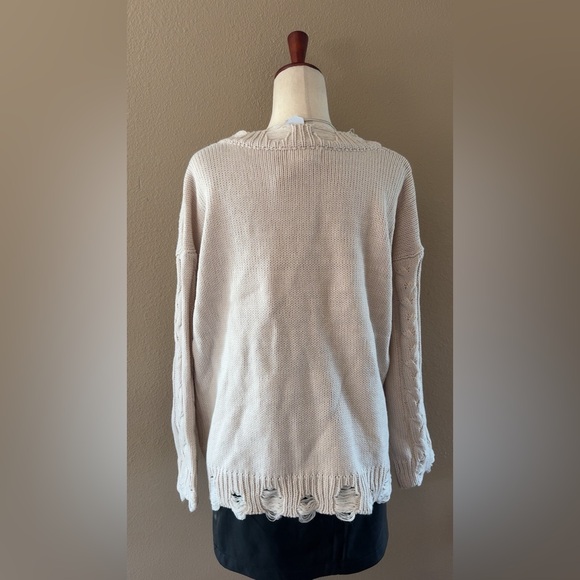 Cable knitted soft v neck sweater with distress - Picture 6 of 7